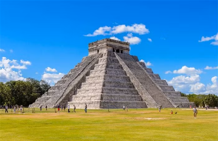 El Castillo (Yucatan, Mexico)nằm ở khu vực trung tâm quần thể Chichen Itza. Kim tự tháp cao 24 m, bao gồm 365 bậc cầu thang - tương ứng số ngày trong một năm dương lịch. Lúc xuân phân và thu phân, bóng đổ trên El Castillo tạo thành hình con rắn Quetzalcoatl, vị thần tối cao của người Mesoamerican cổ đại. Hiện tượng này cũng báo hiệu thời điểm để người dân bắt đầu vụ mùa mới, xuống đồng trồng ngô. Ảnh:Earthnworld.