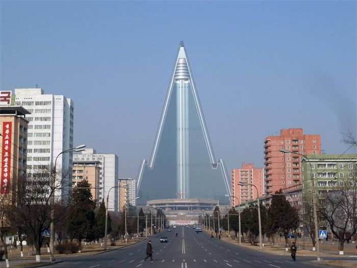 Khách sạnRyugyong(Bình Nhưỡng, Triều Tiên)được khởi công xây dựng vào năm 1987, nhưng tạm dừng do những khó khăn kinh tế. Hiện nay khách sạn vẫn chưa đón khách dù đã hoàn thành việc xây dựng 105 tầng vào năm 1992. Ryugyong có nghĩa "thủ đô của những cây liễu", tên gọi trước đây của Bình Nhưỡng. Tòa nhà chọc trời hình kim tự tháp cao 330 m, bao gồm 3.000 phòng và 5 nhà hàng có thể nhìn toàn cảnh thủ đô Triều Tiên. Vào ban đêm, lễ hội ánh sáng được diễn ra khi khách sạn được phủ bên ngoài những tấm đèn LED. Ảnh:China News.