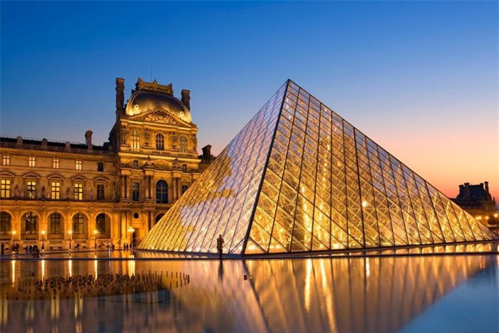 Kim tự tháp Louvre (Paris, Pháp)do kiến trúc sư Ming Pei thiết kế, nằm ở sân Napoléon của bảo tàng Louvre và được khánh thành năm 1989. Công trình được lấy cảm hứng từ kim tự tháp Giza, bao gồm 600 cửa sổ kính và có diện tích bề mặt khoảng 1.000 m2. Ban đầu, người dân Paris lo ngại phong cách kiến trúc hiện đại của kim tự tháp này không phù hợp với cảnh quan và không gian của bảo tàng Louvre. Nhưng hiện nay, kim tự tháp Louvre đã trở thành điểm đến được nhiều du khách yêu thích và là một biểu tượng của Paris. Ảnh:The Guardian.