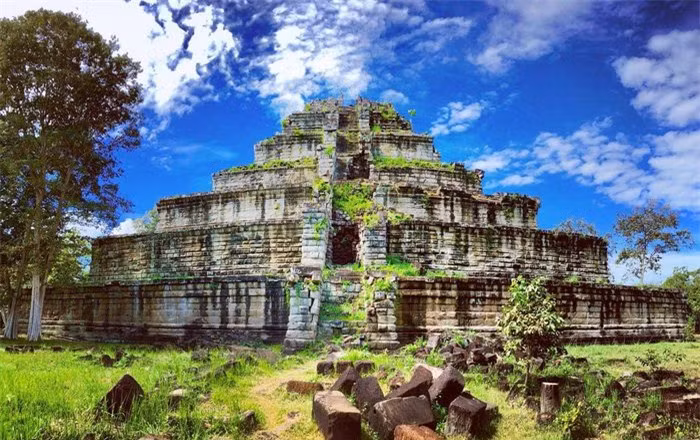 Prasat Thom (Preah Vihear, Campuchia) là điểm nhấn của Koh Ker, kinh đô Đế quốc Angkor vào thế kỷ 10. Kim tự tháp làm bằng sa thạch, có chiều cao 40 m, gồm bảy tầng phủ rêu xanh sau khi bị bỏ hoang trong những cánh rừng già phía bắc. Các nhà khảo cổ cho rằng trên đỉnh kim tự tháp từng có tượng linga khổng lồ để thờ cúng thần Shiva. Vẻ đẹp cổ kính và những tác phẩm chạm khắc đá có giá trị nghệ thuật của Prasat Thom đã thu hút rất nhiều du khách đến tham quan. Ảnh:Tripadvisor.