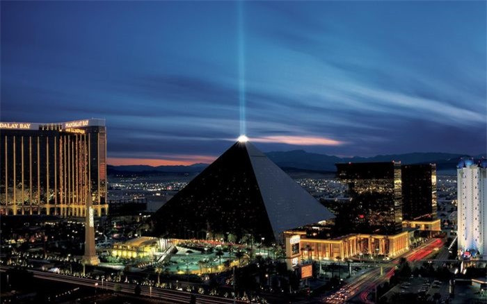 Luxor(Las Vegas, Mỹ)là tổ hợp khách sạn và casino nổi tiếng tại thành phố Las Vegas. Điểm nhấn của tổ hợp nghỉ dưỡng giải trí này là kim tự tháp màu đen được xây dựng phỏng theo kim tự tháp Giza. Ngoài ra, phía trước kim tự tháp màu đen còn có tượng nhân sư cao 34 m. Bên trong Luxor, du khách có thể tham quan bản sao lăng mộ và bảo tàng Pharaoh Tutankhamun, được xây dựng và thiết kế tương tự bản gốc ở Ai Cập. Ảnh:Tripadvisor.