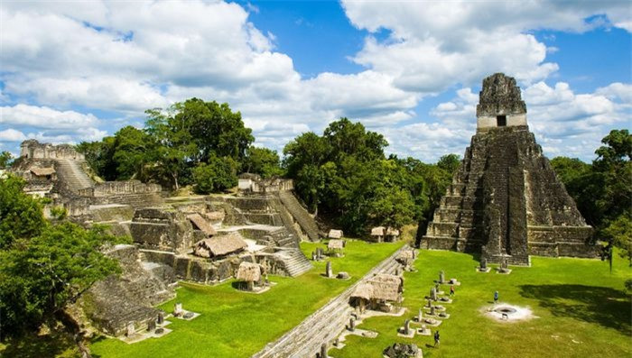Tikal(Guatemala)từng là trung tâm đô thị lớn nhất nền văn minh Maya tiền Colombo. Các nhà khảo cổ học cho rằng tên gọi tàn tích này bắt nguồn từ ti ak'al trong ngôn ngữ Yucatec, có nghĩa "ở giếng nước". Hiện nay địa danh này còn tồn tại 6 kim tự tháp, nổi bật trong đó là công trình bằng đá vôi cao 65 m với ngôi đền rắn hai đầu. Với giá trị khảo cổ và kiến trúc độc đáo, tàn tích Tikal được UNESCO công nhận là Di sản thế giới vào năm 1979. Ảnh:National Geographic.