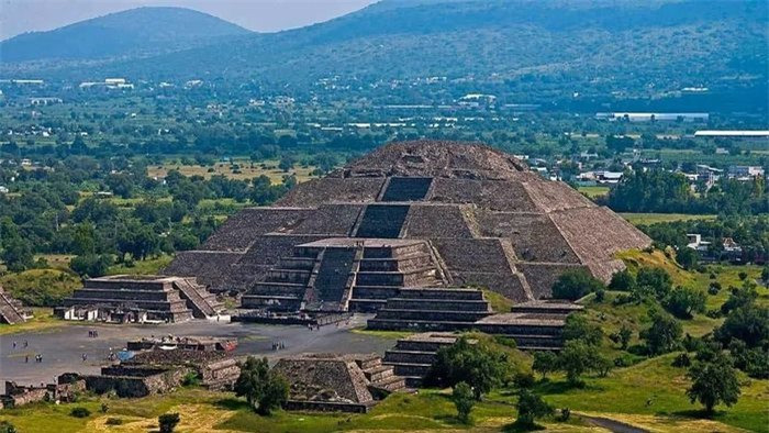 Kim tự tháp Mặt trời (Mexico)được xây dựng cách đây 1.800 năm tại thành phố cổ Teotihuacan. Với chiều cao 66 m và diện tích khoảng 50.000 m2, kim tự tháp là một trong những công trình đồ sộ nhất châu Mỹ bấy giờ. Các nhà khảo cổ phỏng đoán người Teotihuacan xây dựng kim tự tháp Mặt trời để thờ cúng thần linh. Ảnh:Lonely Planet. 