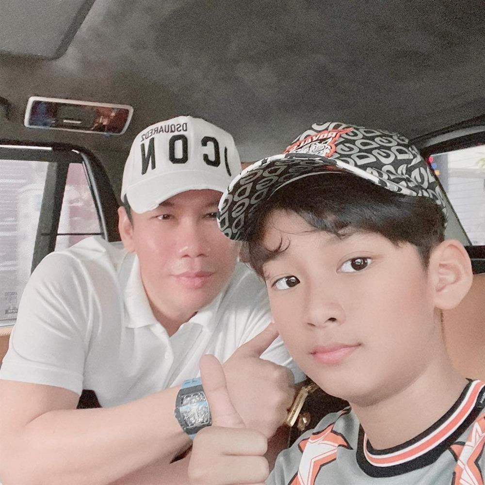 Chong cu Le Quyen dua con di choi bang chuyen co-Hinh-7