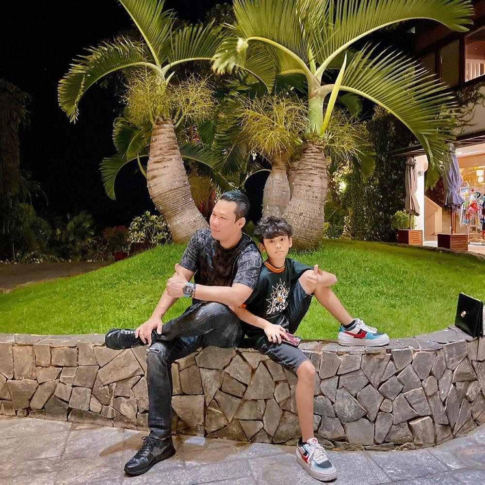 Chong cu Le Quyen dua con di choi bang chuyen co-Hinh-8