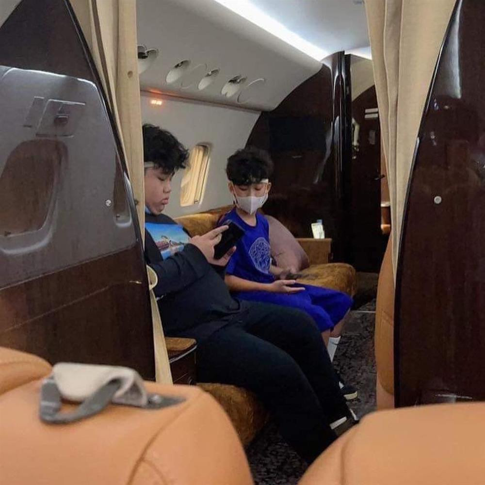 Chong cu Le Quyen dua con di choi bang chuyen co