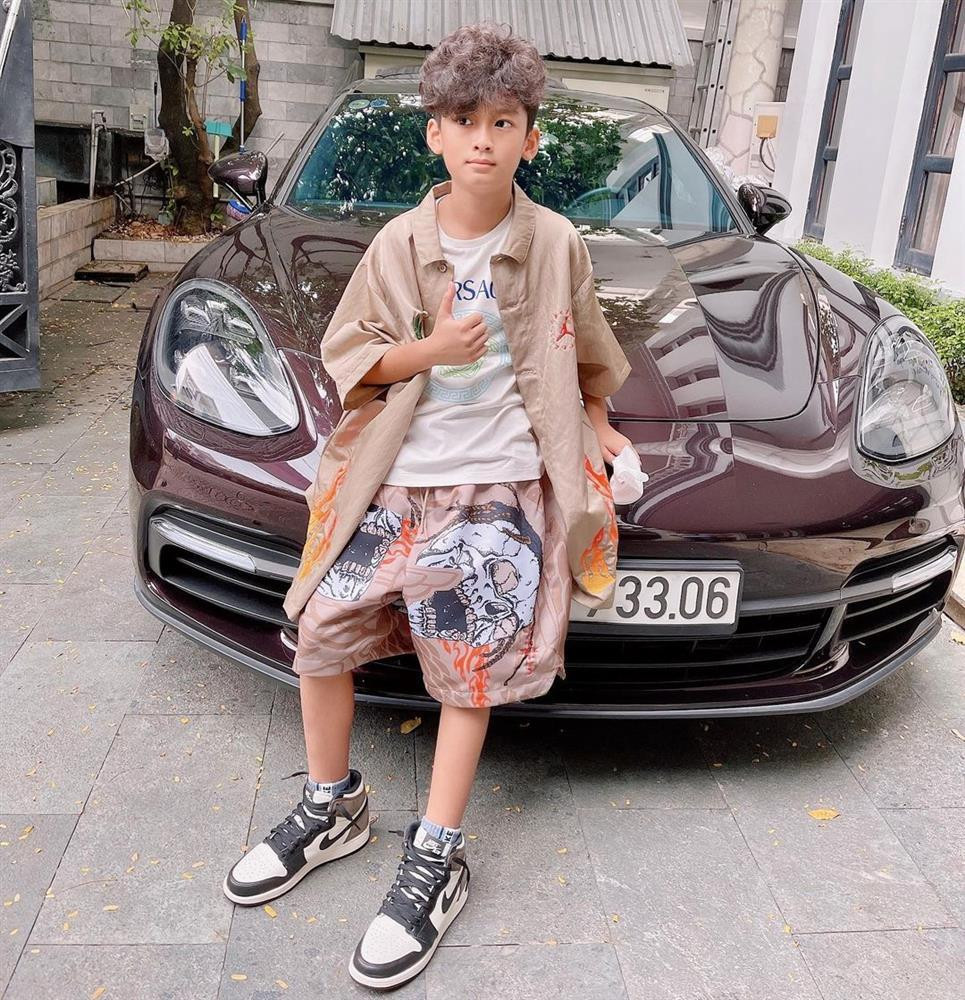 Chong cu Le Quyen dua con di choi bang chuyen co-Hinh-10