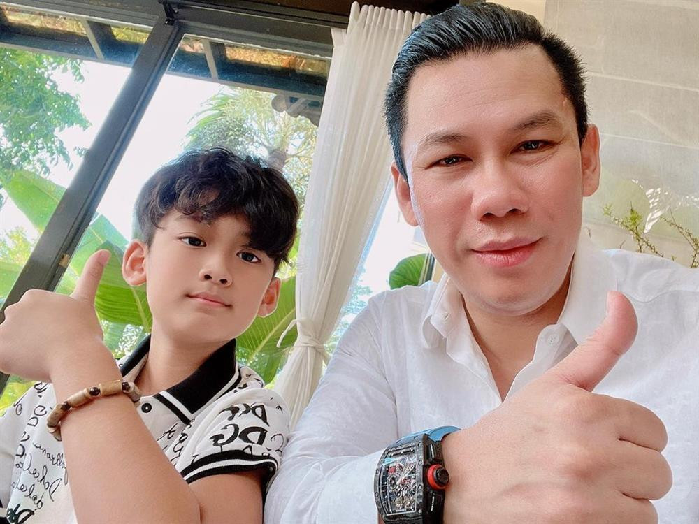 Chong cu Le Quyen dua con di choi bang chuyen co-Hinh-9