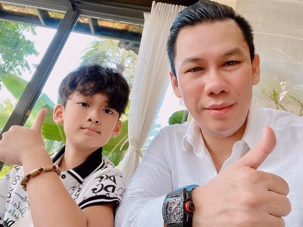 Chong cu Le Quyen dua con di choi bang chuyen co-Hinh-9