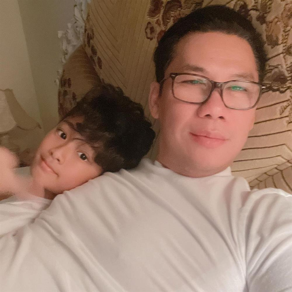 Chong cu Le Quyen dua con di choi bang chuyen co-Hinh-6