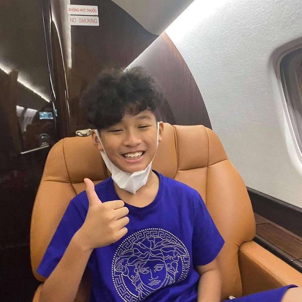 Chong cu Le Quyen dua con di choi bang chuyen co-Hinh-2