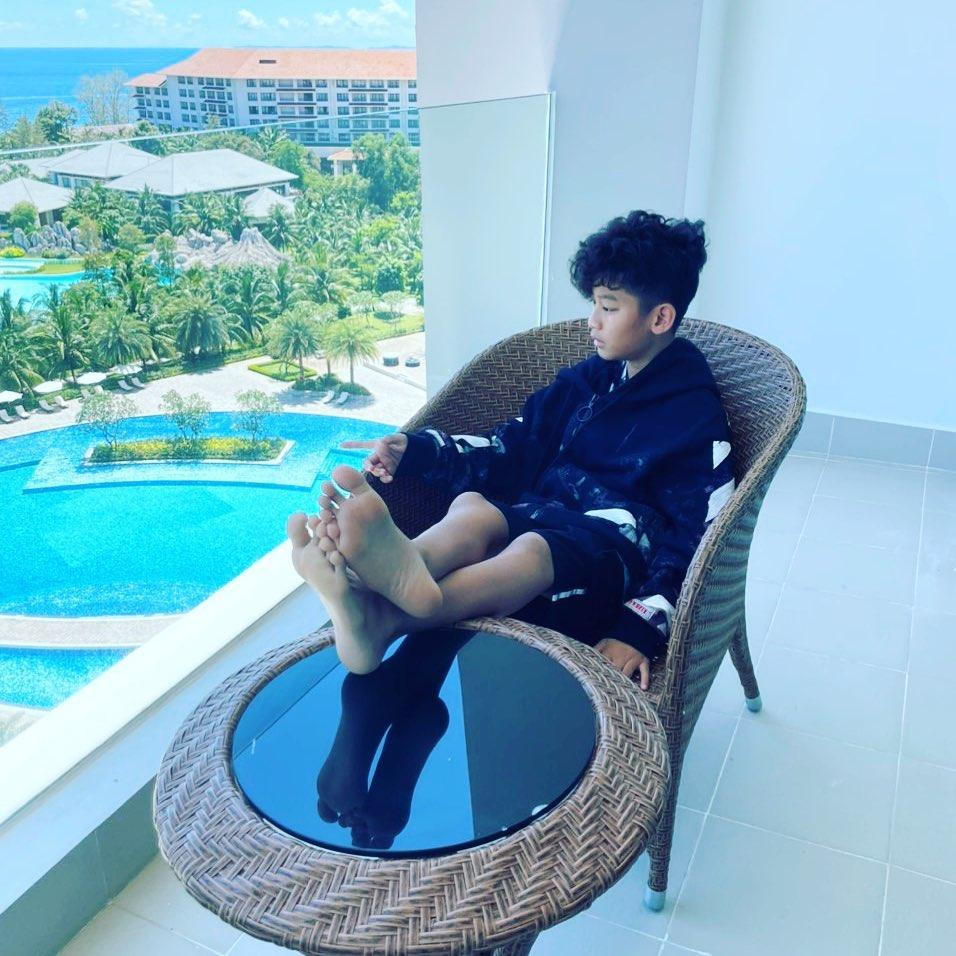 Chong cu Le Quyen dua con di choi bang chuyen co-Hinh-5