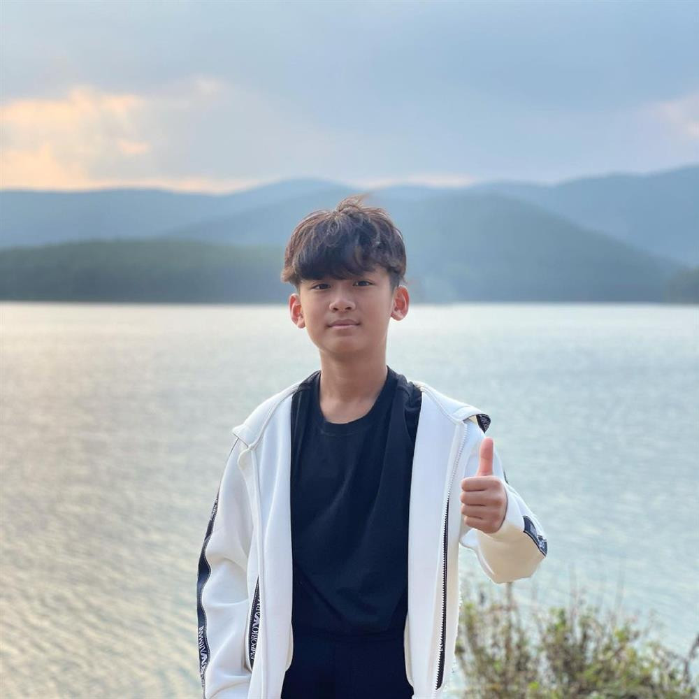 Chong cu Le Quyen dua con di choi bang chuyen co-Hinh-4