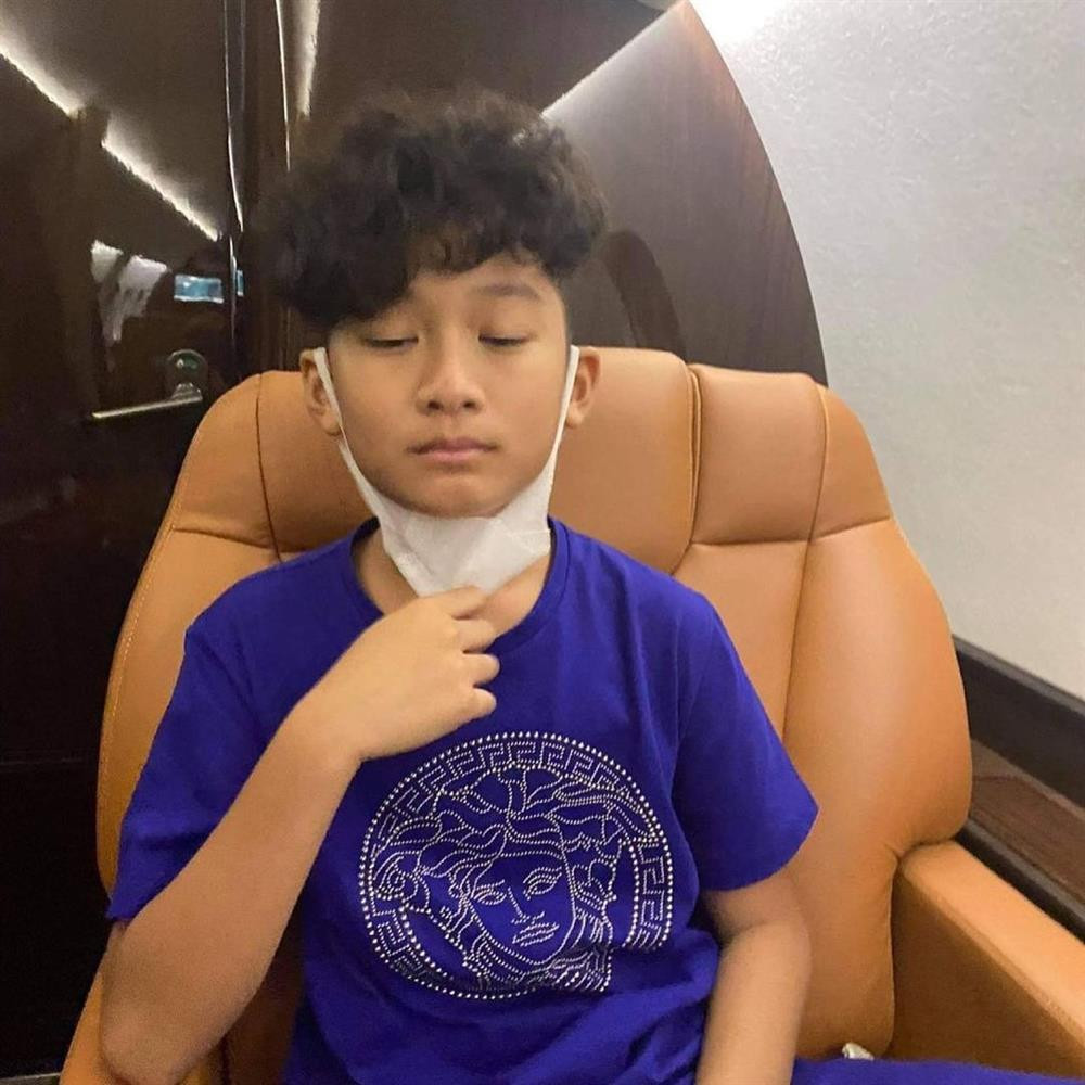 Chong cu Le Quyen dua con di choi bang chuyen co-Hinh-3