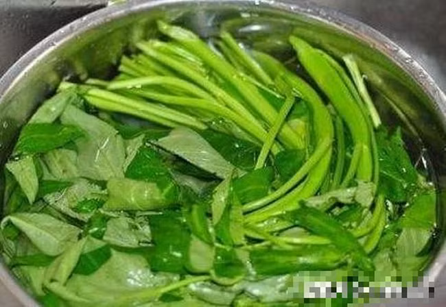 Xao rau muong them buoc nay rau se khong bi tham den, gion ngot hon-Hinh-2