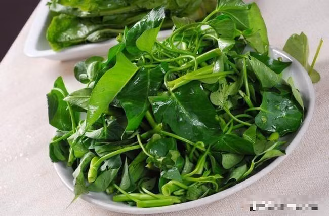 Xao rau muong them buoc nay rau se khong bi tham den, gion ngot hon