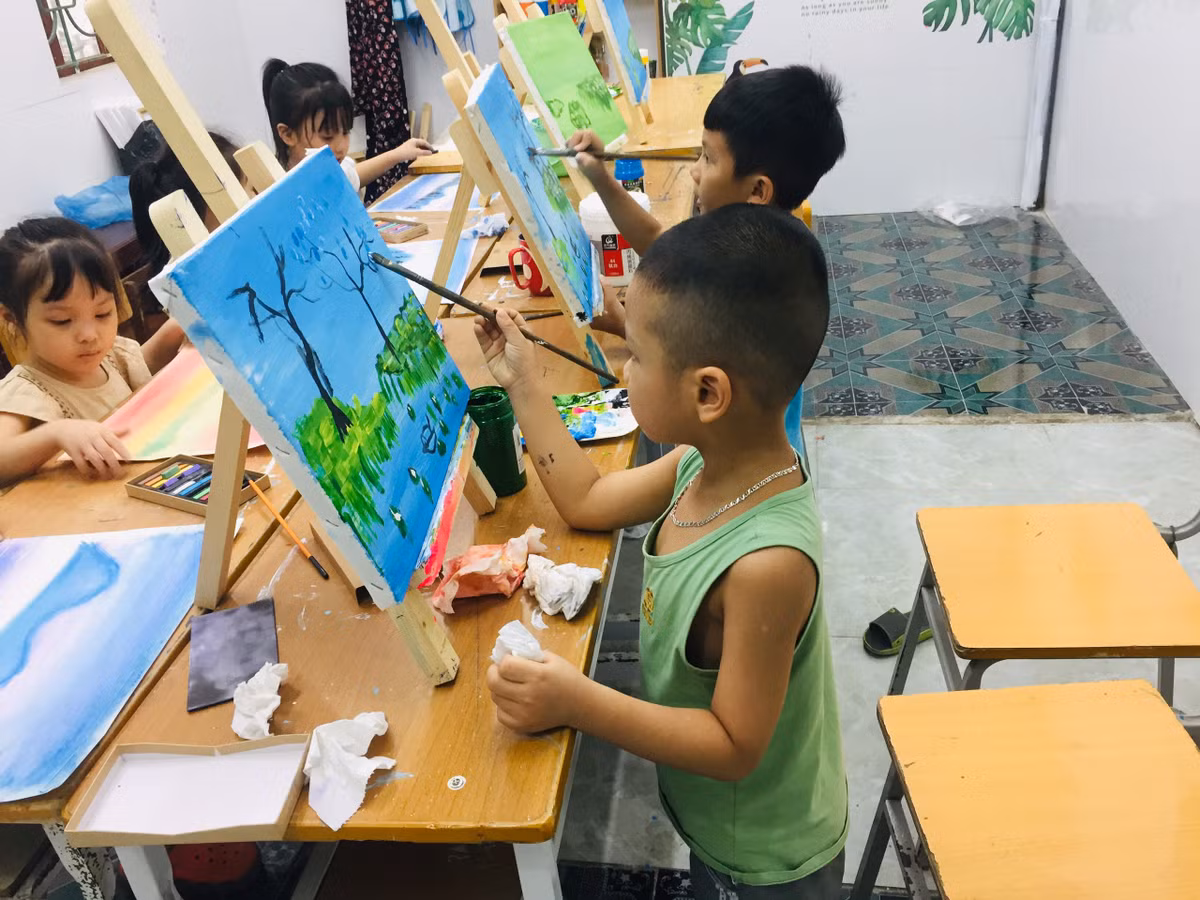 Co gai bo pho ve que trong dich, day ve mien phi cho tre em-Hinh-4