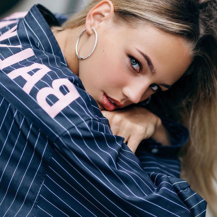 Có ngoại hình nổi bật, nữ võ sĩ 20 tuổi trở thành người mẫu, gương mặt đại diện cho nhiều nhãn hàng tại Ukraine. Cô cũng là ngôi sao mạng xã hội với hơn 400.000 người theo dõi trên Instagram cá nhân.