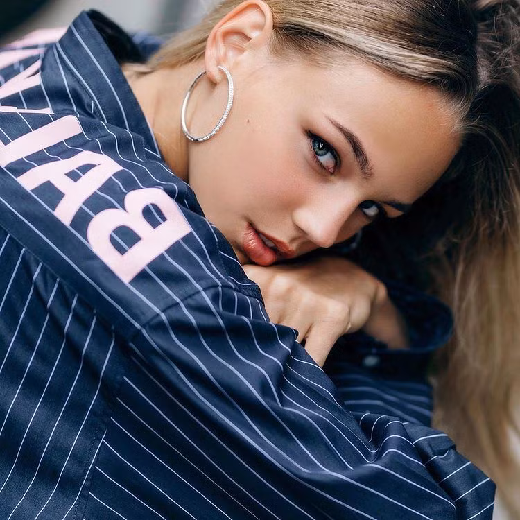 Có ngoại hình nổi bật, nữ võ sĩ 20 tuổi trở thành người mẫu, gương mặt đại diện cho nhiều nhãn hàng tại Ukraine. Cô cũng là ngôi sao mạng xã hội với hơn 400.000 người theo dõi trên Instagram cá nhân.