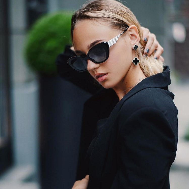 Từ nhỏ, Daria tập luyện dưới sự huấn luyện của cha mẹ. Cô từng chia sẻ trên trang cá nhân về cảm xúc khi được hướng dẫn bởi những phụ huynh của mình. "Nhiều người từng hỏi tôi có thoải mái khi được cha mẹ huấn luyện, và liệu có muốn học từ một HLV nào khác. Tôi tự tin nói câu trả lời của mình là 'không'. Cha mẹ biết huấn luyện viên đúng cách, chúng tôi hoàn toàn hiểu nhau. Tất nhiên cũng có những lúc khó khăn, như chuyện vì đó là cha mẹ nên tôi khá khó chịu khi phải nhận chỉ trích từ họ. Nhưng tôi hiểu sự khiển trách đó mang đến cho mình động lực để mạnh mẽ hơn. Chúng tôi là một đội và sẽ luôn cùng nhau dù có chuyện gì xảy ra", cô viết.