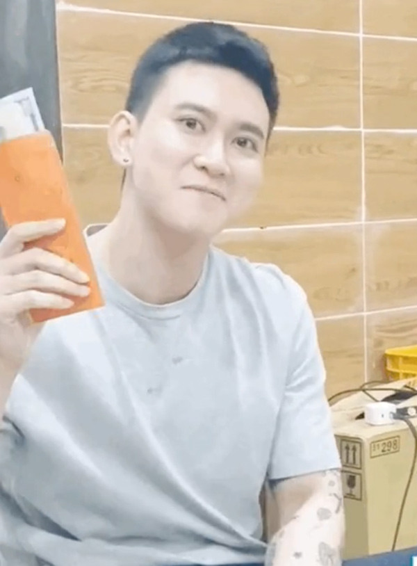 Dong thai gay chu y cua nam MC noi tieng gioi LGBT-Hinh-3