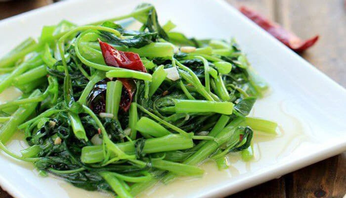 Thanh niên khỏe mạnh bỗng suy thận, mù mắt vì ăn rau để qua đêm Thanh nien khoe manh bong suy than, mu mat vi an rau de qua dem