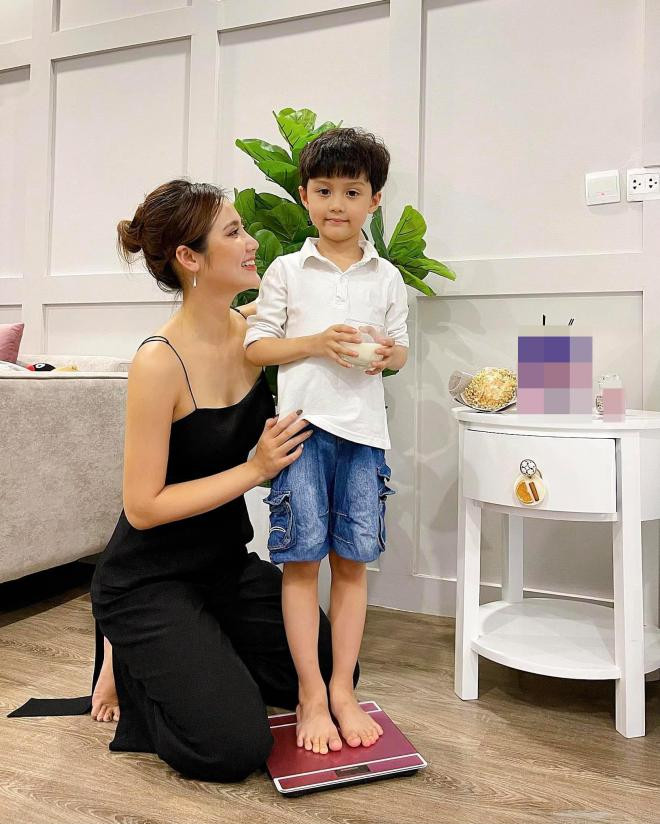 Con trai Huyền Lizzie càng lớn càng đẹp trai như hot boy - Hình 16 Con trai Huyen Lizzie cang lon cang dep trai nhu hot boy-Hinh-16