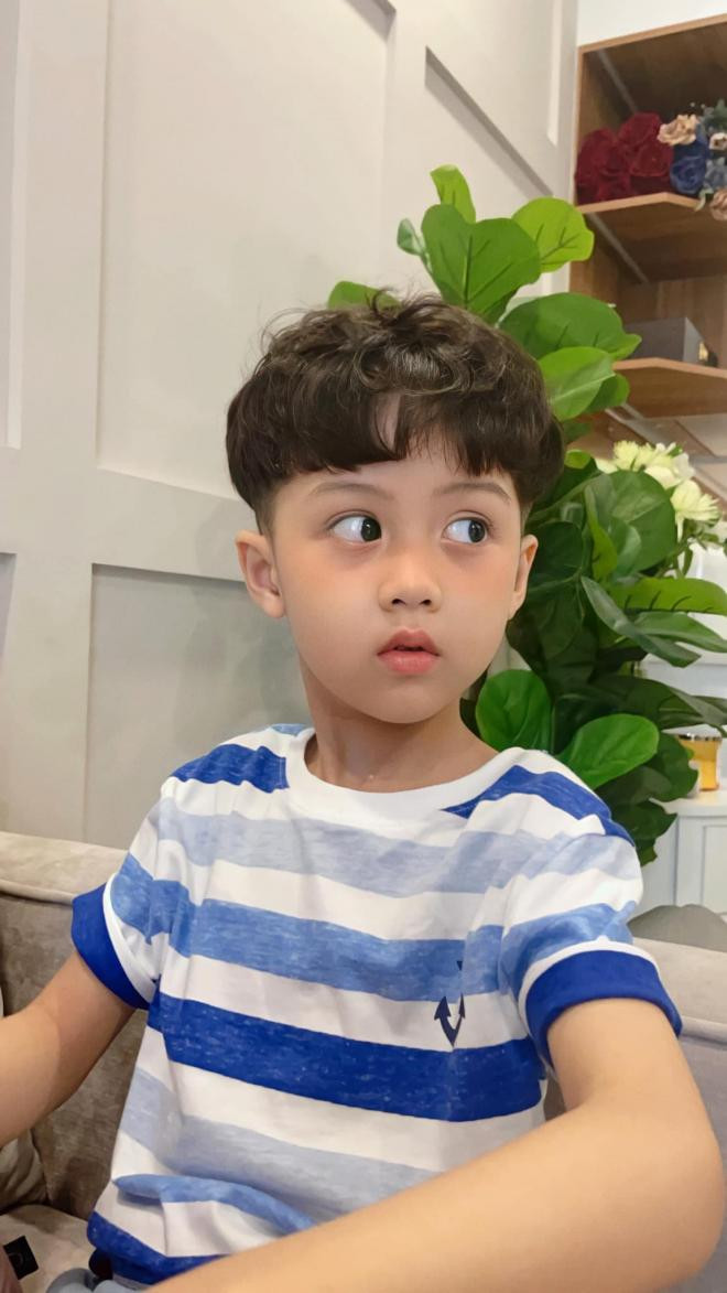 Con trai Huyền Lizzie càng lớn càng đẹp trai như hot boy - Hình 3 Con trai Huyen Lizzie cang lon cang dep trai nhu hot boy-Hinh-3