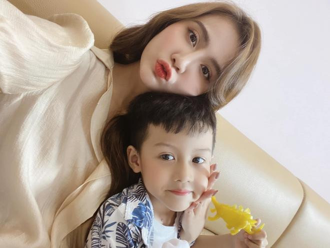 Con trai Huyền Lizzie càng lớn càng đẹp trai như hot boy - Hình 10 Con trai Huyen Lizzie cang lon cang dep trai nhu hot boy-Hinh-10