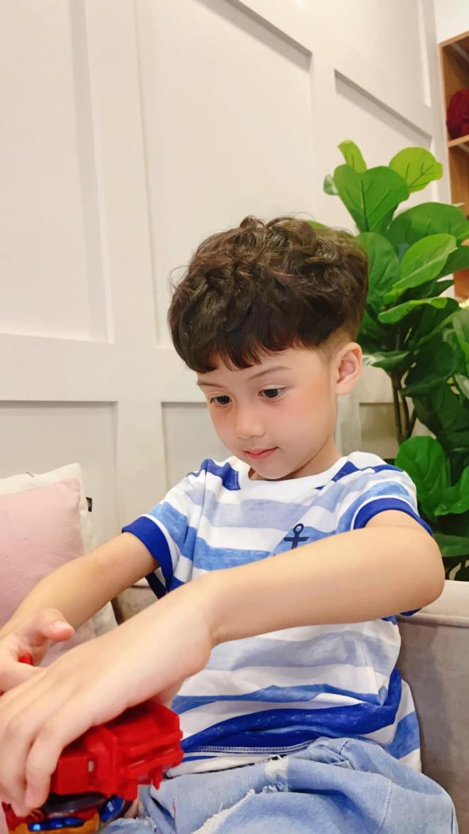 Con trai Huyền Lizzie càng lớn càng đẹp trai như hot boy - Hình 4 Con trai Huyen Lizzie cang lon cang dep trai nhu hot boy-Hinh-4