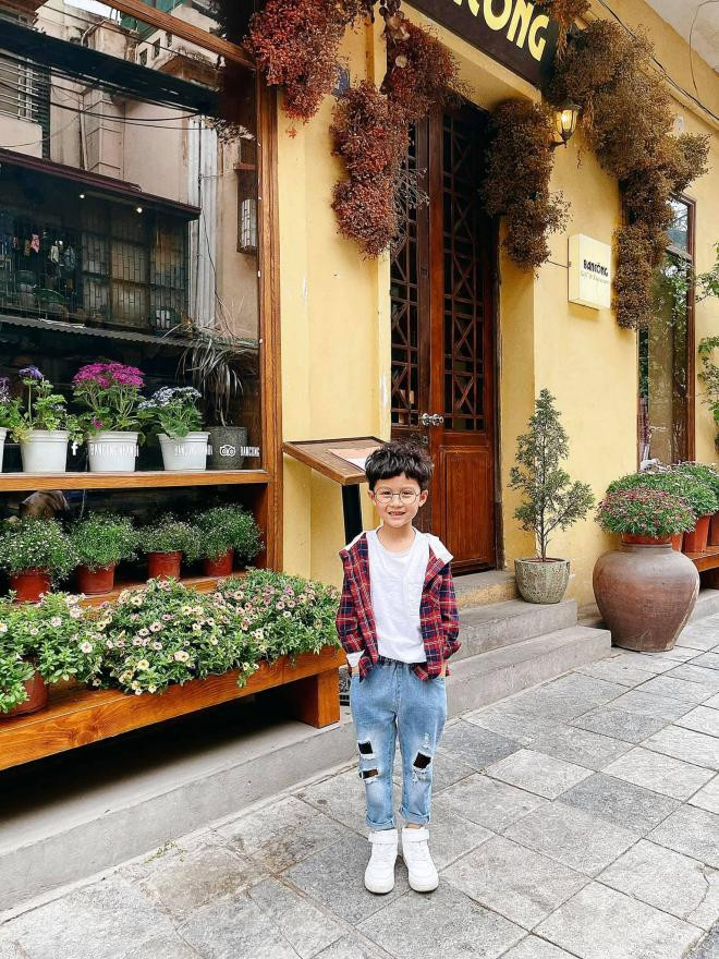 Con trai Huyền Lizzie càng lớn càng đẹp trai như hot boy - Hình 14 Con trai Huyen Lizzie cang lon cang dep trai nhu hot boy-Hinh-14