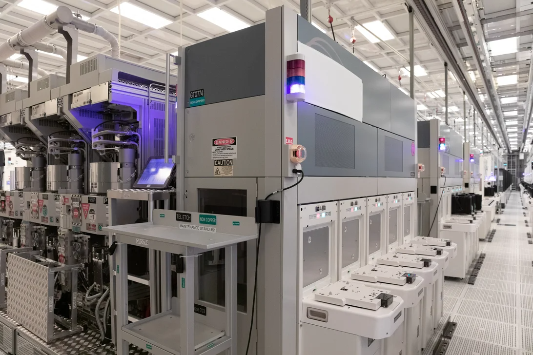 br/> Những thiết bị trong dây chuyền sản xuất chip xử lý của Intel, gồm máy loại bỏ lớp vật liệu khỏi bề mặt silicon của wafer, thiết bị lắng đọng hơi hóa học và máy làm sạch wafer bằng hóa chất.