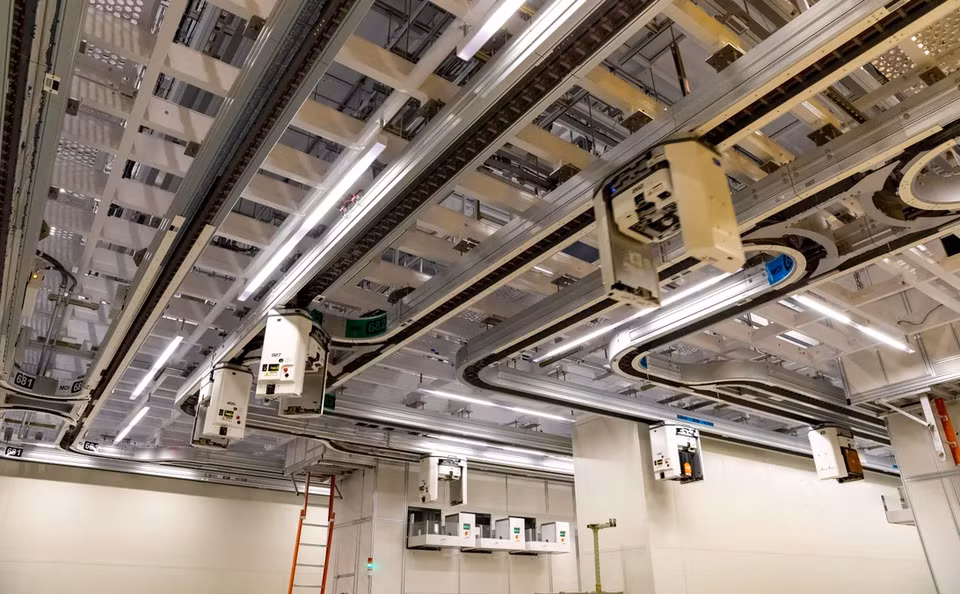 br/> Để đảm bảo độ sạch sẽ, chip xử lý được đặt trong FOUP (Front Opening Unified Pod), hộp nhựa chuyên dùng để di chuyển wafer giữa các quy trình sản xuất. Phía trên nhà máy là hệ thống vận chuyển FOUP.