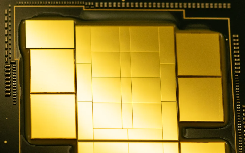  Chiplet của Ponte Vecchio gồm 47 module xử lý hoạt động riêng biệt, sử dụng cầu nối EMIB tốc độ cao và công nghệ xếp chồng Intel Foveros. Theo CNET, Intel đã hợp tác với đối thủ TSMC để phát triển chip đồ họa cho Ponte Vecchio.