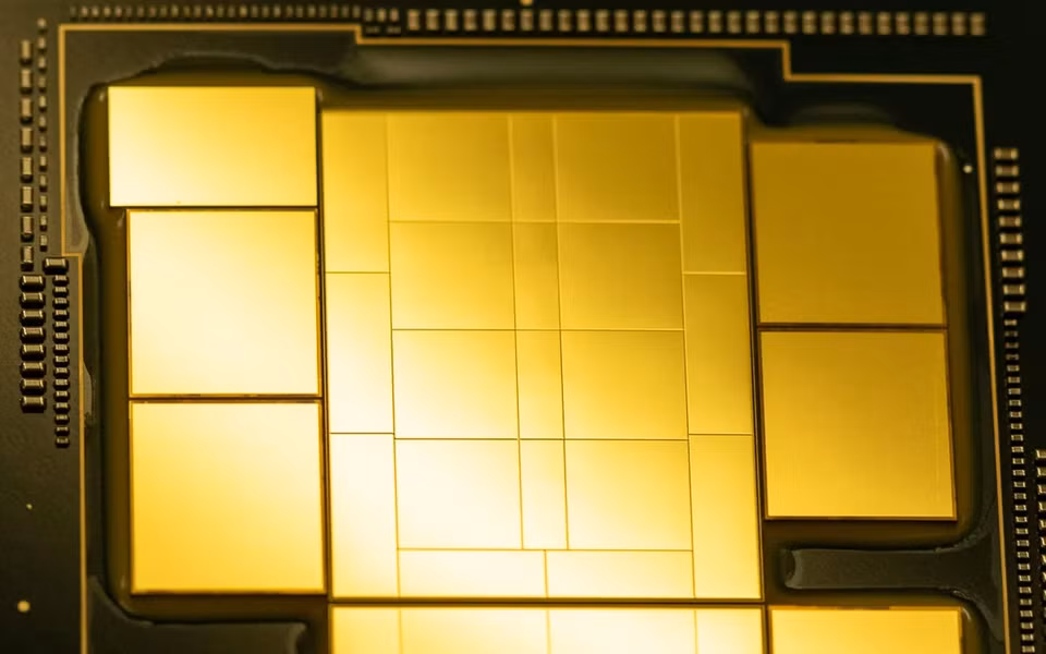  Chiplet của Ponte Vecchio gồm 47 module xử lý hoạt động riêng biệt, sử dụng cầu nối EMIB tốc độ cao và công nghệ xếp chồng Intel Foveros. Theo CNET, Intel đã hợp tác với đối thủ TSMC để phát triển chip đồ họa cho Ponte Vecchio.