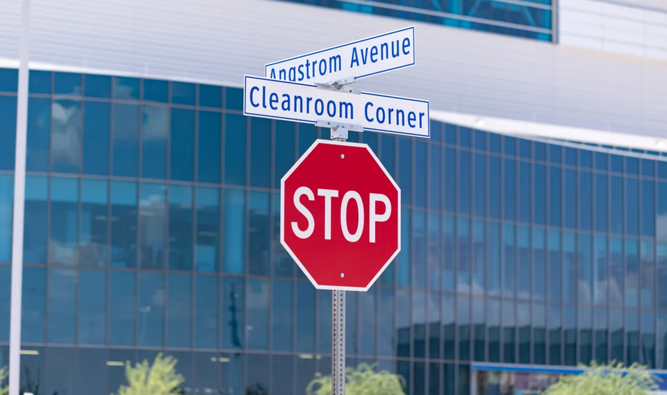 br/> Bảng chỉ dẫn của Intel tại nhà máy Fab 42, được đặt tên theo các quy trình sản xuất chip như Wafer Way (đường Wafer), Angstrom Avenue (đại lộ Angstrom), Cleanroom Corner (góc phố Cleanroom), Silicon Street (đường Silicon)...