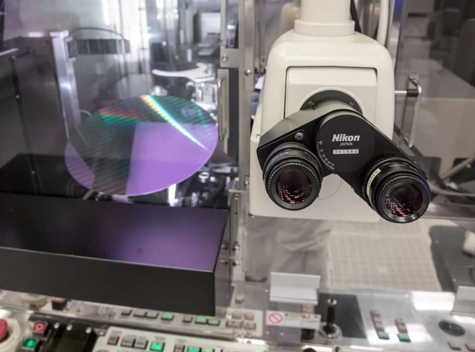 br/> Dù hoạt động 24/7, Intel phải mất khoảng 3 tháng để sản xuất hoàn chỉnh những con chip silicon. Mỗi con chip trải qua hàng trăm bước sản xuất, đo đạc và kiểm tra khác nhau. Hầu hết quy trình kiểm tra diễn ra tự động, nhưng cũng có một số nhân viên để quản lý.