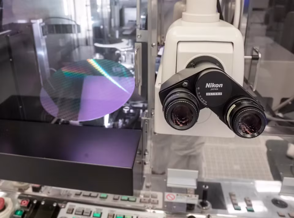 br/> Dù hoạt động 24/7, Intel phải mất khoảng 3 tháng để sản xuất hoàn chỉnh những con chip silicon. Mỗi con chip trải qua hàng trăm bước sản xuất, đo đạc và kiểm tra khác nhau. Hầu hết quy trình kiểm tra diễn ra tự động, nhưng cũng có một số nhân viên để quản lý.