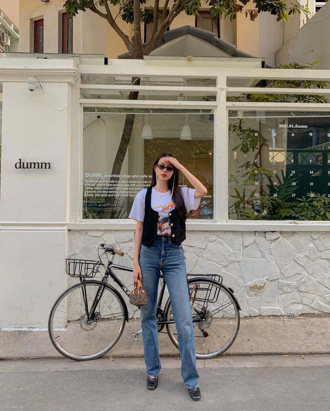 Trở lại cùng xu hướng retro, mẫu áo ghi lê được phái đẹp yêu thích. Thiết kế từng đồng hành cùng Jennifer Love Hewitt vào năm 1994. Những người mẫu như Kendall Jenner và Bella Hadid giúp mẫu áo thêm phủ sóng. Ảnh: Huffpost. @phi.phuonganh.