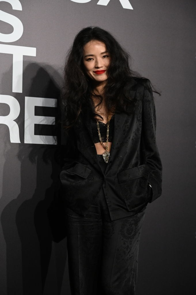 Tham dự Lễ trao giải MTV Movie năm 1994, Alicia Silverstone diện satin suit theo phong cách gợi cảm. Nhờ chất liệu bóng, bộ đồ mang lại vẻ ngoài độc đáo. Bên cạnh đó, bạn có thể phối satin suit tông màu trung tính với áo phông, bralette để có bộ đồ thời thượng. Ảnh: Instyle, Sina.