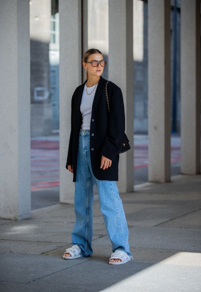 Vẻ thanh lịch của Julia Roberts khi diện blazer cùng quần jeans đã thúc đẩy nhiều cô gái học theo. Đến nay, công thức phối đồ này thường xuyên được áp dụng trong trang phục thường ngày. Cả nam và nữ đều có thể mặc áo blazer cùng quần jeans ống rộng. Ảnh: Glamour, Getty.