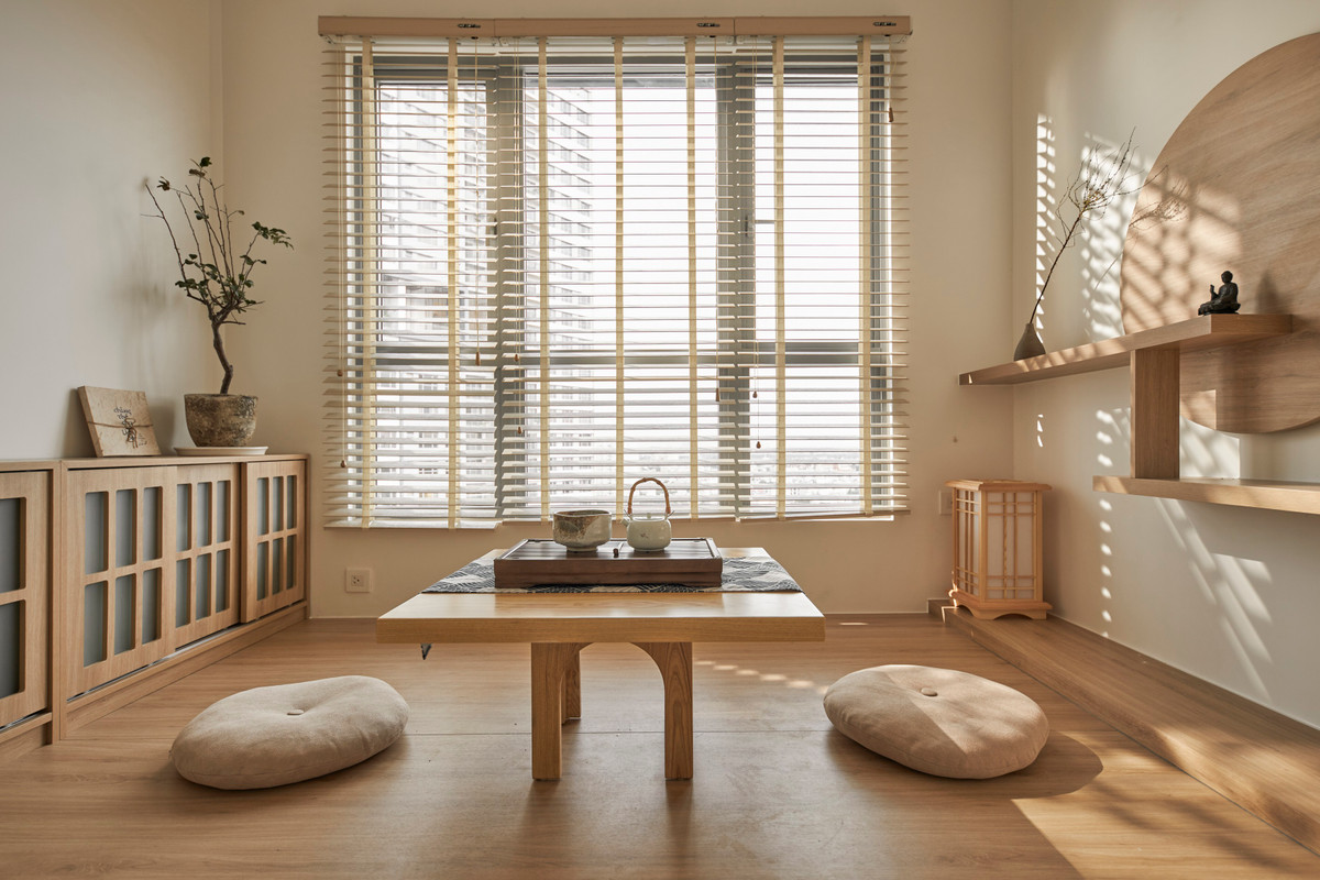 Phòng ngủ phụ được thay thế bằng phòng trà. Đây là không gian vừa dùng để sinh hoạt, nghỉ ngơi chung hoặc cho các hoạt động tĩnh như thiền, yoga.