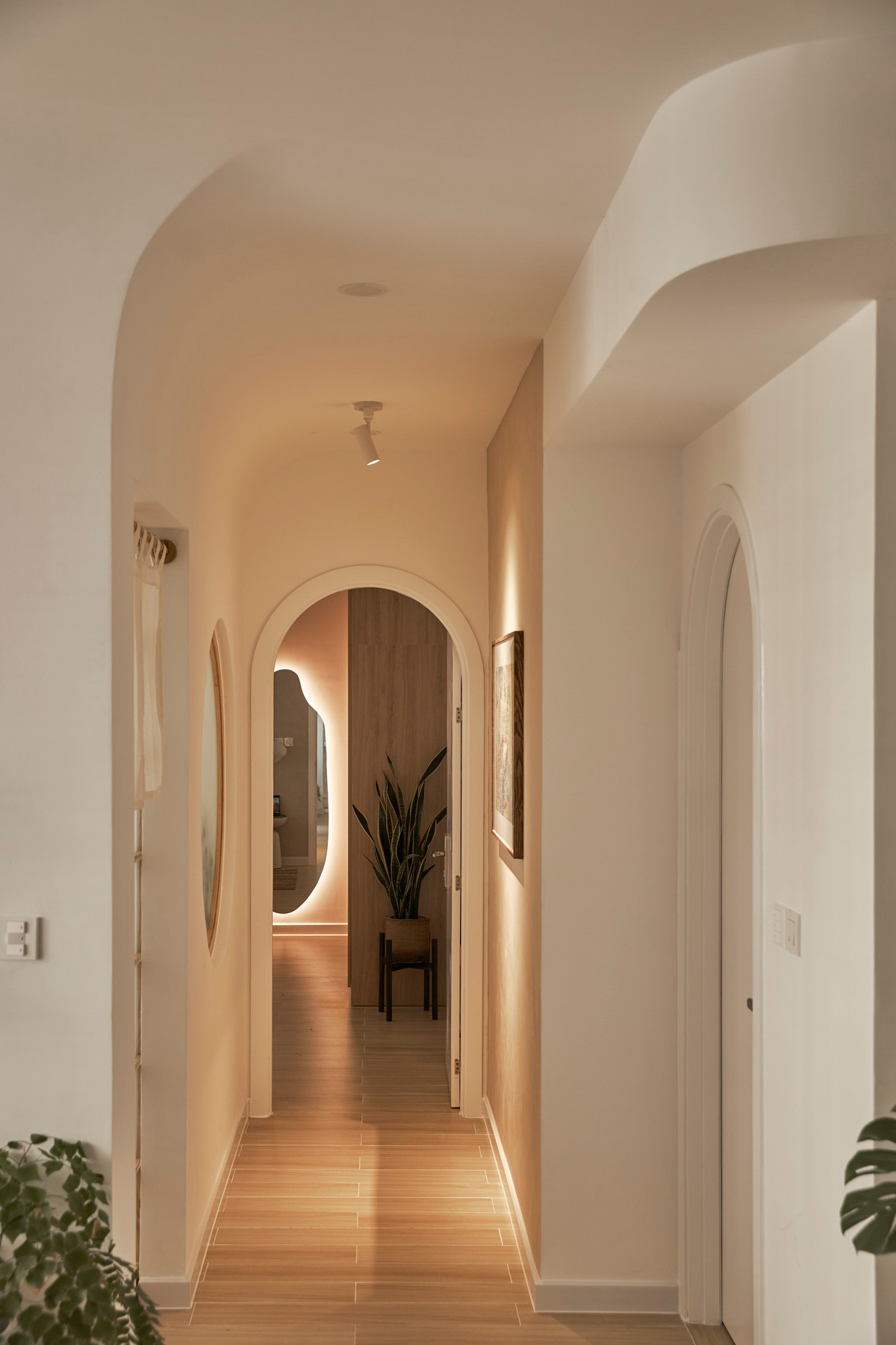 Nhóm thiết kế của 1618 Design Studio đã kết hợp giữa sự tối giản của người Nhật và nét tươi mới của một người trẻ Việt Nam. Trần nhà và lối hành lang được thiết kế dạng vòm, giúp trở nên không gian nhẹ nhàng, dễ chịu.