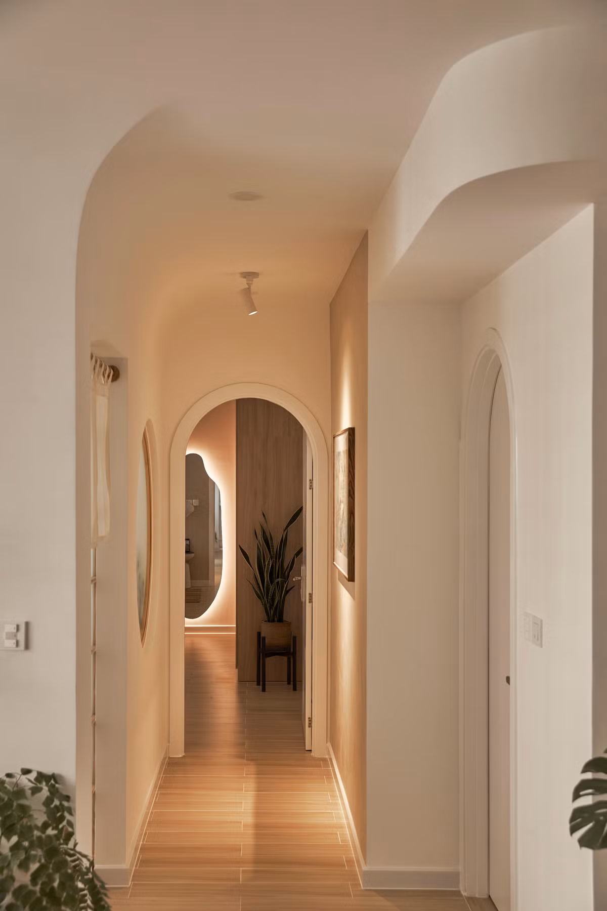 Nhóm thiết kế của 1618 Design Studio đã kết hợp giữa sự tối giản của người Nhật và nét tươi mới của một người trẻ Việt Nam. Trần nhà và lối hành lang được thiết kế dạng vòm, giúp trở nên không gian nhẹ nhàng, dễ chịu.