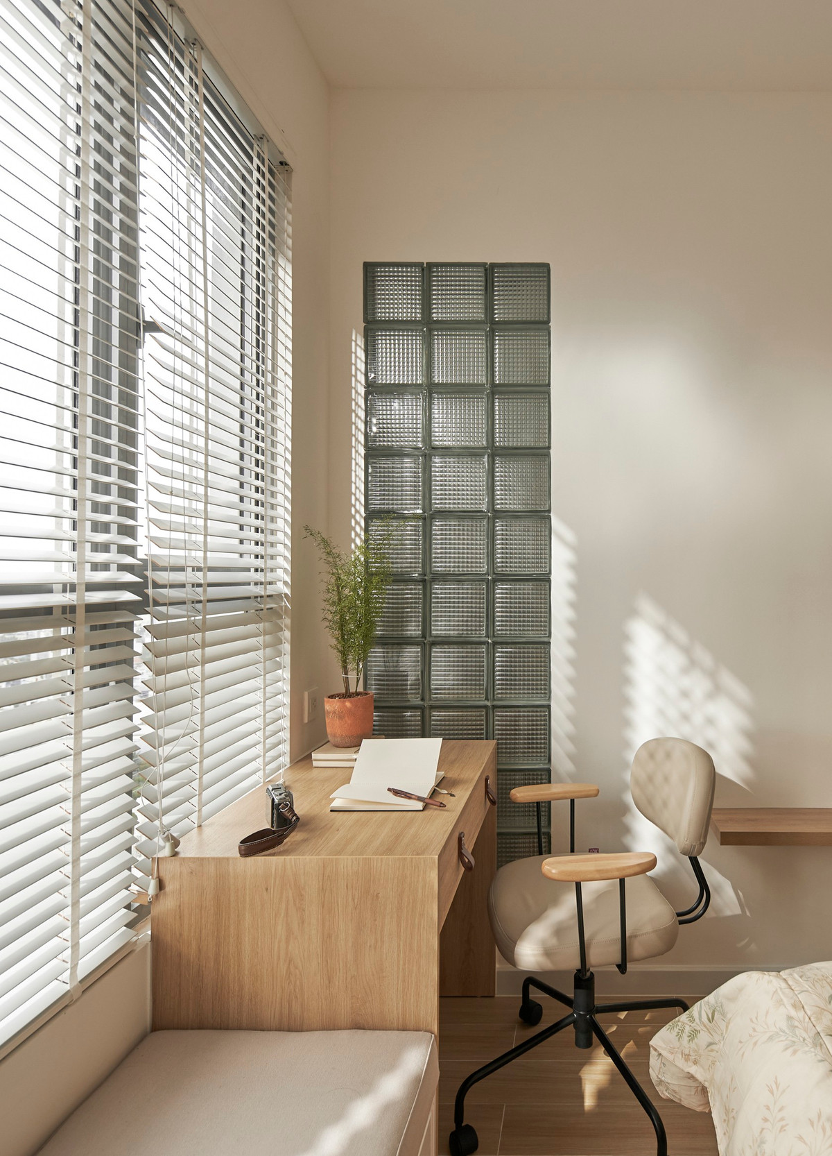 Việc tận dụng ánh sáng tự nhiên giúp căn hộ đáp ứng các tiêu chí như tiện dụng và tiết kiệm.