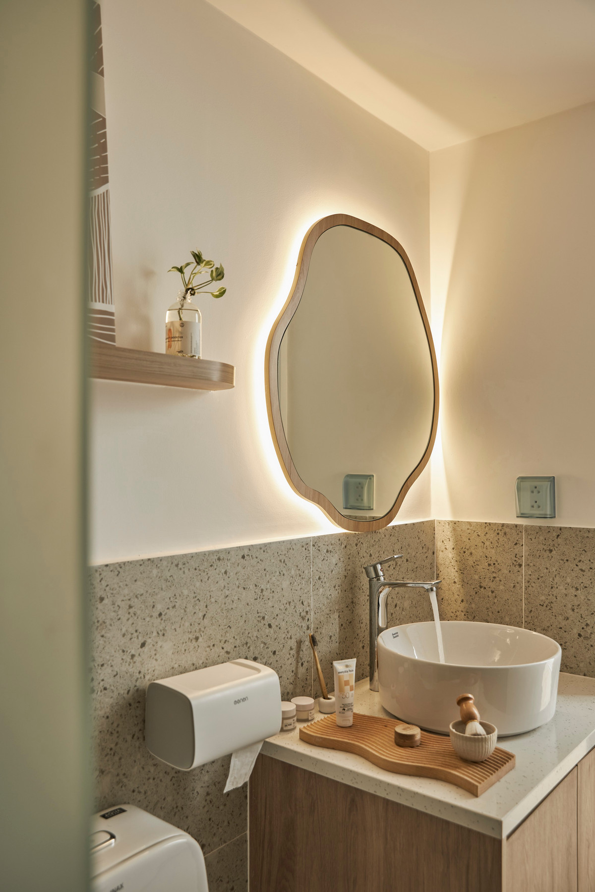 Điểm nhấn của phòng tắm là chiếc gương cách điệu gắn đèn âm.