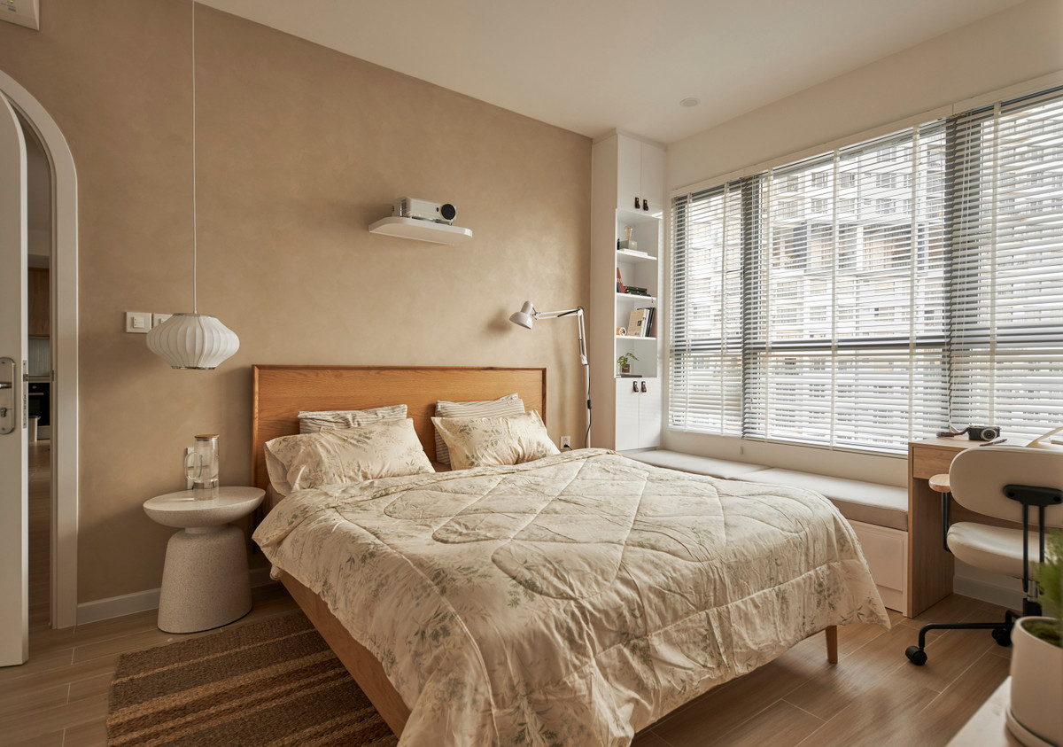 Phòng ngủ master sử dụng tông màu vàng nhẹ kết hợp màu gỗ nội thất. Căn hộ được bố trí hệ thống đèn âm trần, đèn chiếu điểm và đèn vải thả trần may thủ công.