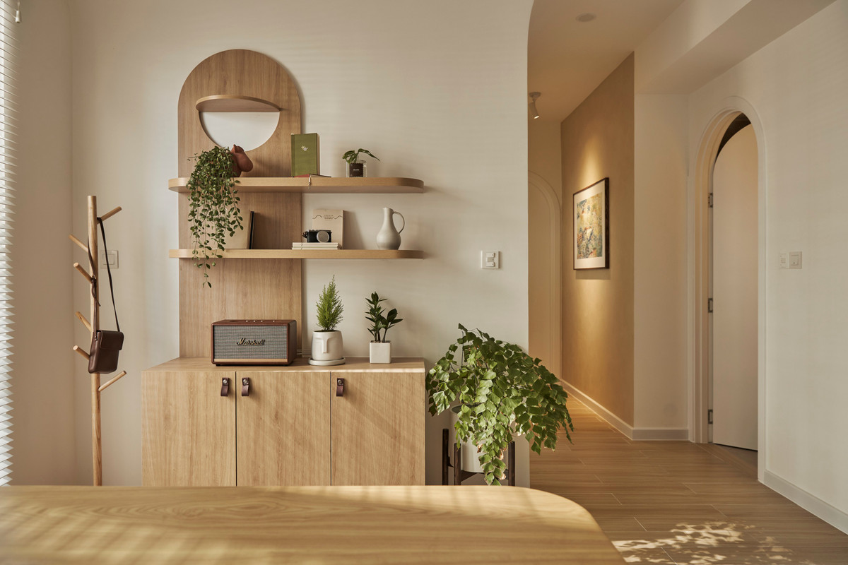 Sau nhiều năm học tập và làm việc tại Nhật, gia chủ trở về Việt Nam sinh sống. Vì thường xuyên ở nhà, anh mong muốn có một nơi để thoải mái làm việc, cống hiến nhưng vẫn giữ sự yên bình cho tổ ấm.