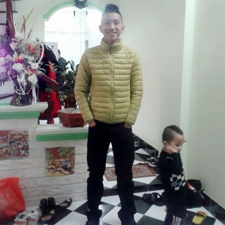 Hà Đức Chinh "đào" lại bức ảnh cũ từ tháng 2/2016 của Văn Hậu bằng một bình luận. Chỉ sau ít giờ, bức hình của cầu thủ sinh năm 1999 có được lượng tương tác tăng đột biến, với 72.000 lượt thích và 13.000 bình luận. Văn Hậu khiến fan bật cười khi phải xin các đàn anh và người hâm mộ ngừng bình luận vào bức ảnh cũ của mình. Ảnh: Đoàn Văn Hậu.