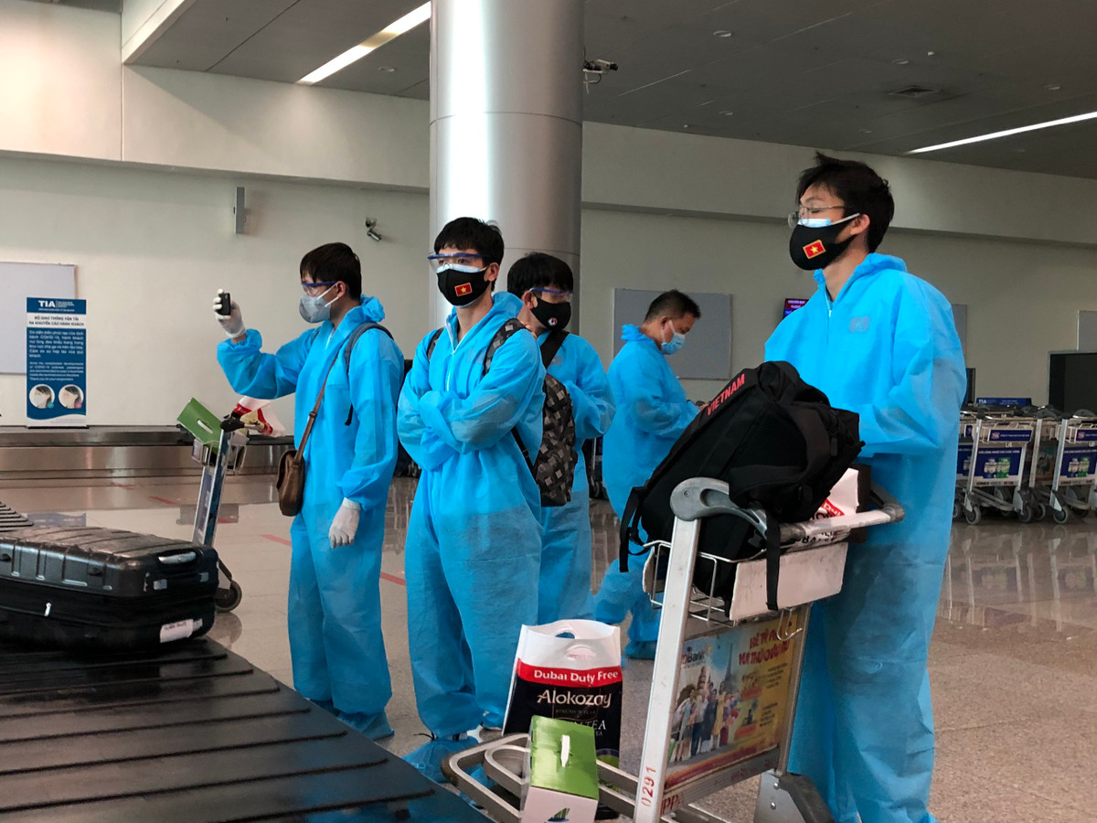 Các cầu thủ đội tuyển quốc gia Việt Nam đang thực hiện cách ly tập trung sau khi trở về từ UAE. Trong thời gian này, thành viên của đội ở riêng trong phòng, không được gặp gỡ nhau. Có thời gian rảnh rỗi, nhiều cầu thủ tích cực tương tác với đồng đội trên mạng xã hội. Ngày thứ 3 cách ly tập trung, các cầu thủ như Đức Huy, Tiến Linh, Văn Hậu khiến fan bật cười khi liên tục "đào mộ" ảnh cũ để trêu chọc nhau. Ảnh: Nhóm phóng viên.